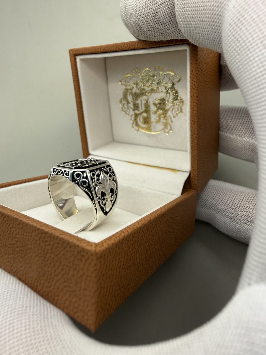 Fleur-de-lis crest ring, sterling silver