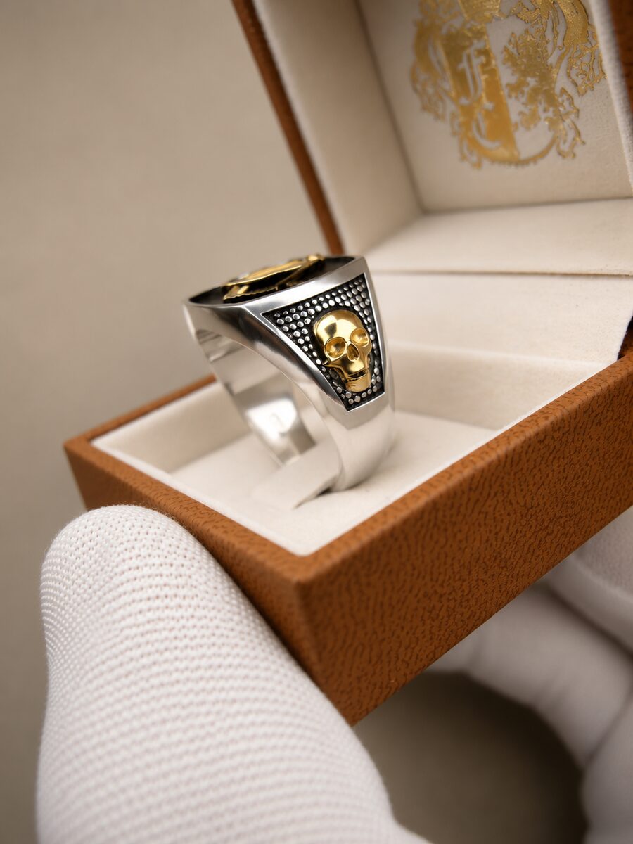 Crest ring with gold skull shoulder